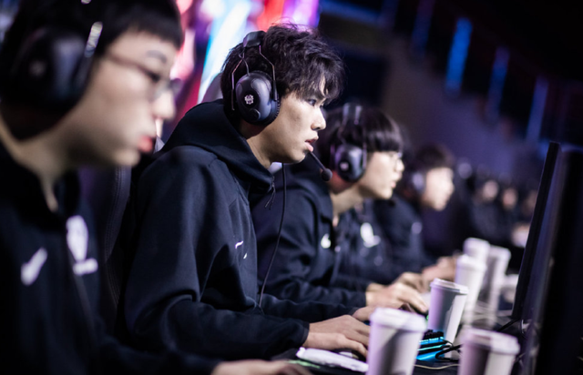 WASD移动模式引领英雄联盟操作革新：精准走位优化ADC玩家操作，重构MOBA游戏操作逻辑